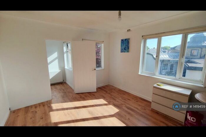3 Bedroom Flat To Rent In Mowbray Court, London, N22