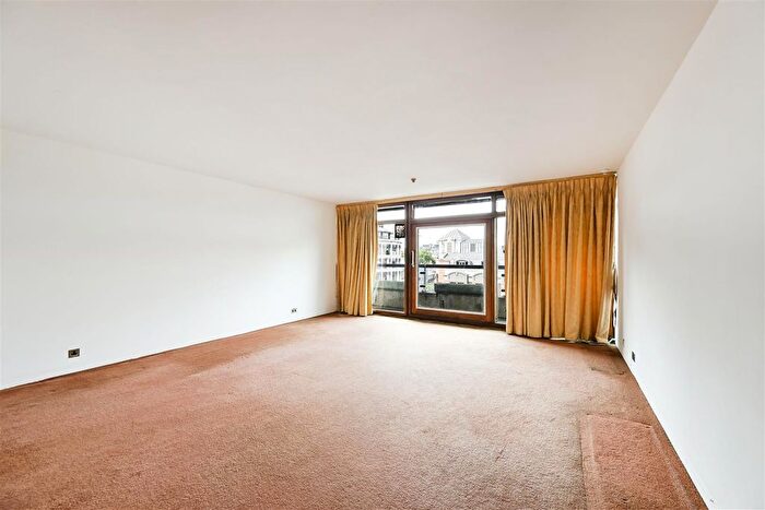 Studio For Sale In John Trundle Court, Barbican, London, EC2Y