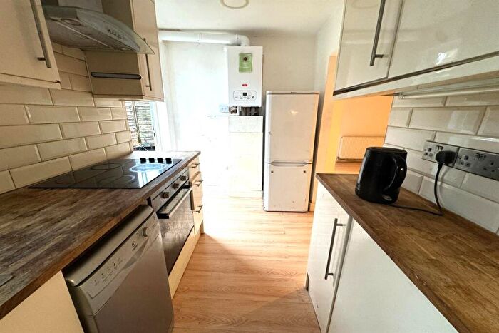 2 Bedroom Apartment To Rent In Mountgrove Road, N5