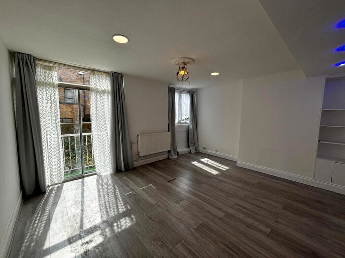 3 Bedroom Flat To Rent In Carlton Vale, London, NW6