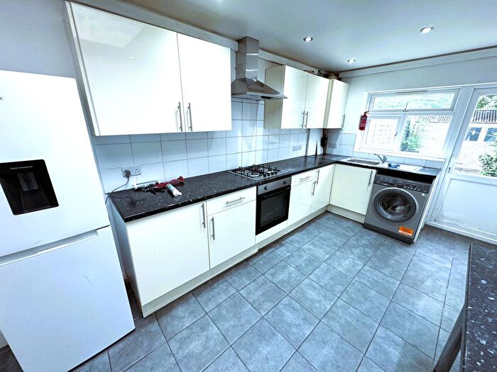2 Bedroom Flat To Rent In Cavenham Gardens, Ilford, IG1