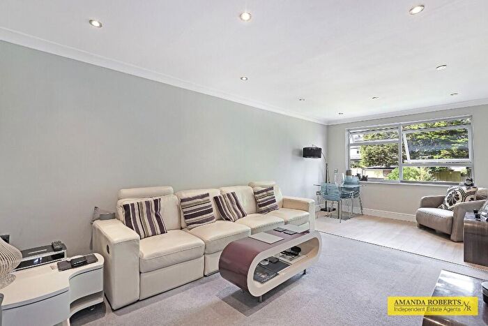 2 Bedroom Flat For Sale In Sebright Road, Barnet, North London, EN5