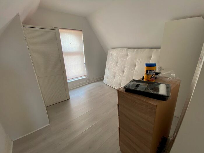 Studio To Rent In Whittington Road, London, N22