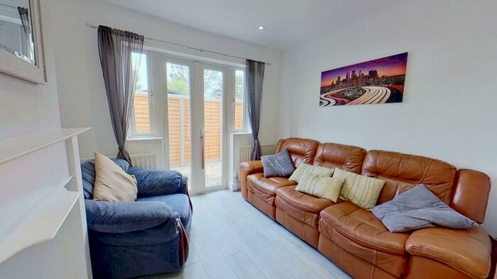 4 Bedroom Semi-Detached House To Rent In Deerbarn Road, Guildford, GU2