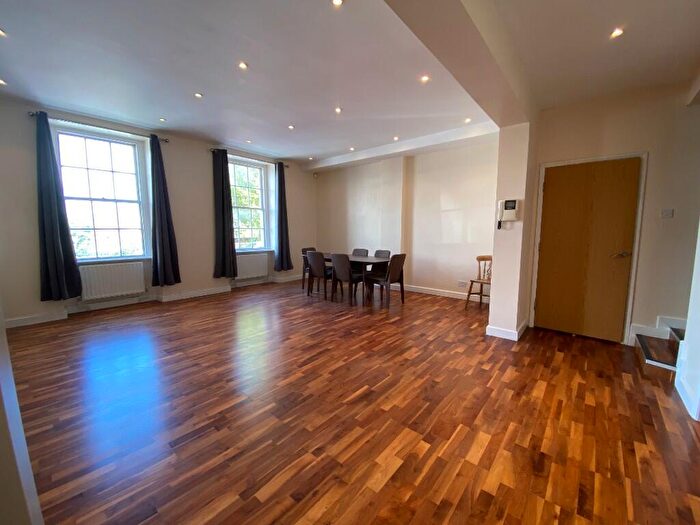 3 Bedroom Flat To Rent In Redcliffe Parade West, Bristol, [Ref: KhpLlt], BS1