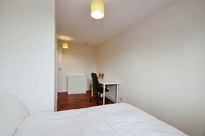 5 Bedroom Maisonette To Rent In O'Leary Square, London, E1