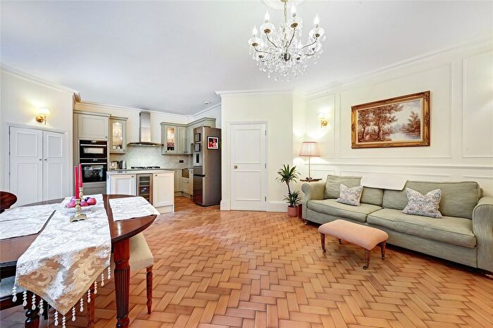 3 Bedroom Flat To Rent In Campden Hill Road, London, W8