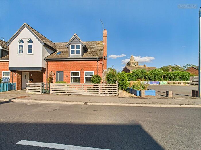 4 Bedroom Link Detached House For Sale In Hall Street, Crowland, Peterborough, PE6