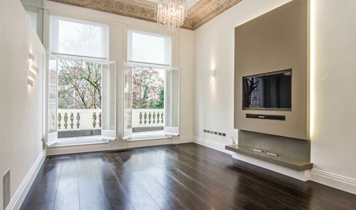 2 Bedroom Flat To Rent In Earl's Court Square, Earl's Court, London, SW5