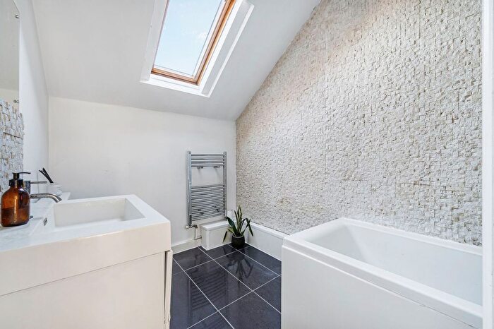 2 Bedroom Flat For Sale In Nemoure Road, London, W3