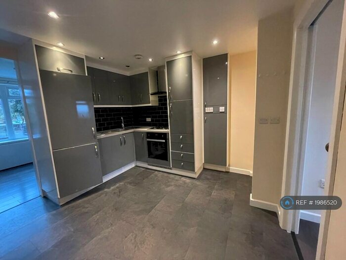 3 Bedroom Maisonette To Rent In Tetbury Court, Reading, RG1