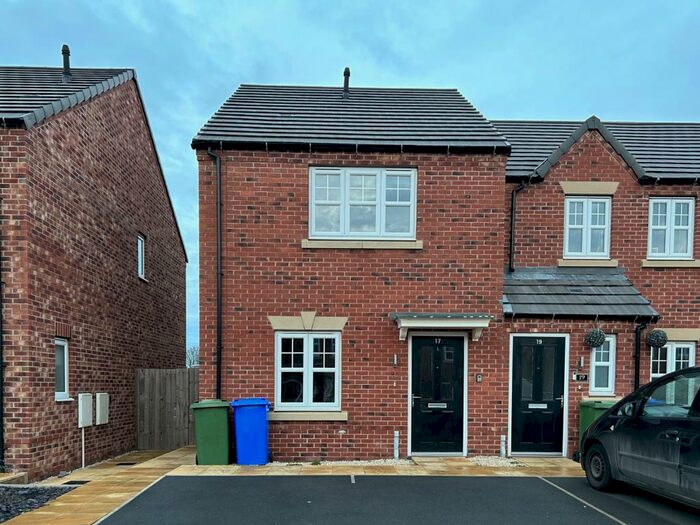 3 Bedroom Town House To Rent In Harper Hill Gardens, Harworth, Doncaster, DN11