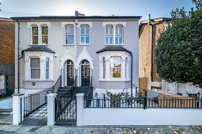 3 Bedroom Flat To Rent In Rossiter Road, London, SW12
