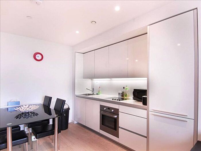 2 Bedroom Flat To Rent In Walworth Road, Elephant And Castle, London, SE1