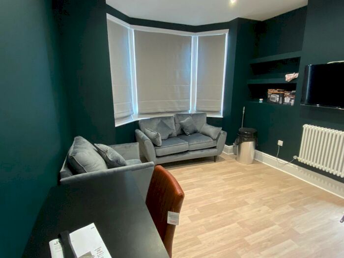 1 Bedroom Apartment To Rent In Flat, Lenton Boulevard, Nottingham, NG7