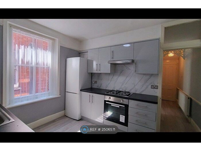 2 Bedroom Flat To Rent In Cricklewood Lane, London, NW2