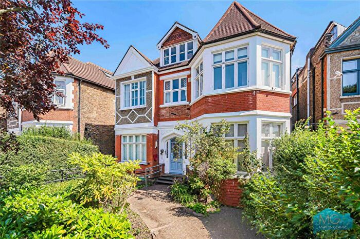 2 Bedroom Apartment For Sale In Mapesbury Road, London, NW2