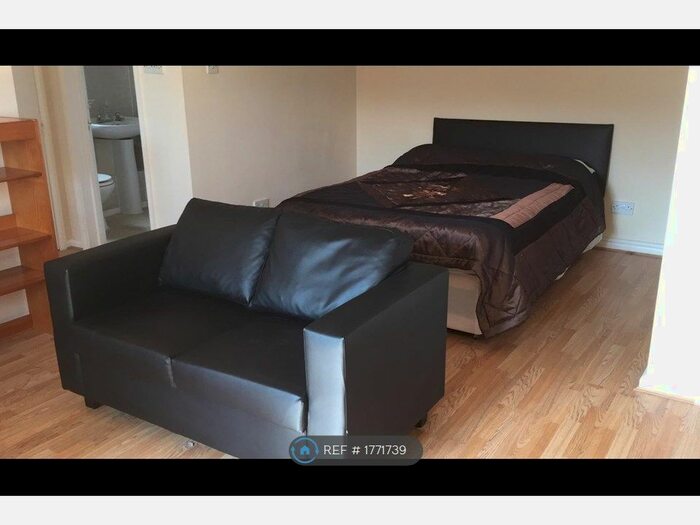 Studio To Rent In Boltons Lane, Harlington, Hayes, UB3