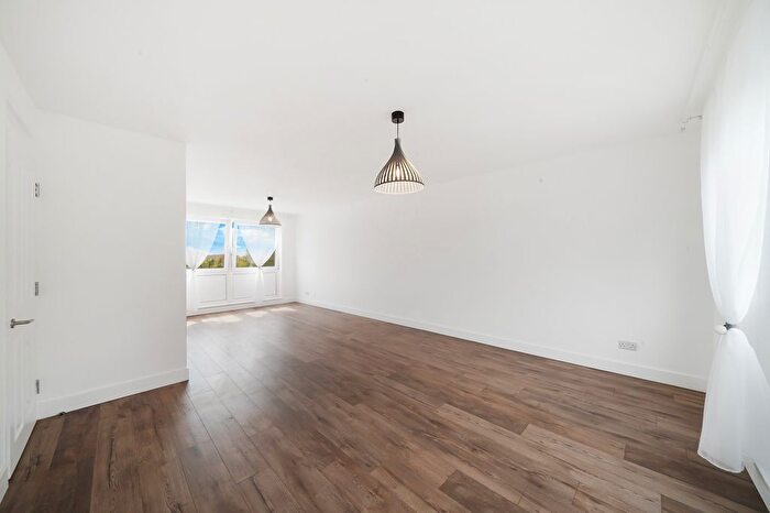 3 Bedroom Flat To Rent In Hardwicke Street, Barking, IG11