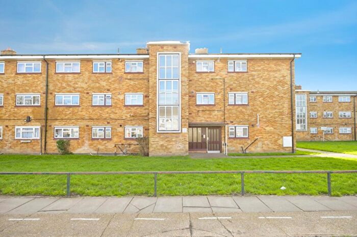 2 Bedroom Flat For Sale In Wood Lane, Hornchurch, Essex, RM12