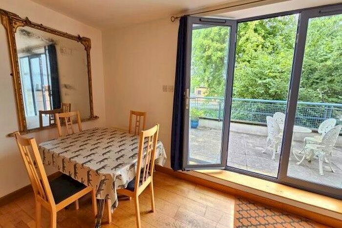 2 Bedroom Flat To Rent In Cumberland Road, Bristol, BS1