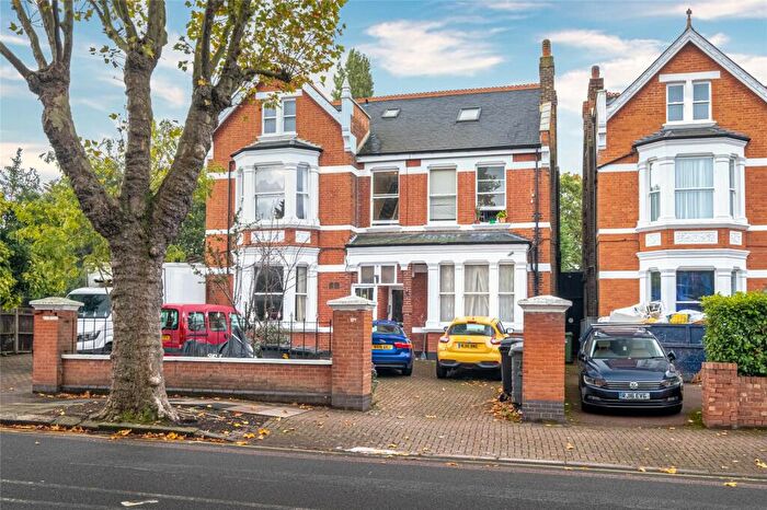 Apartment To Rent In Walm Lane, Willesden Green, London, NW2