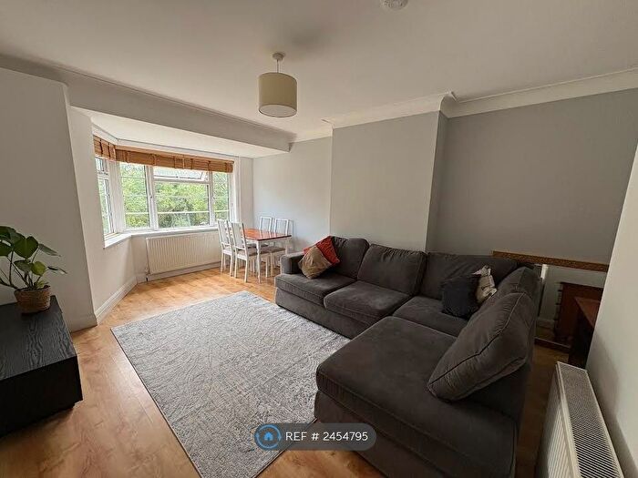 2 Bedroom Flat To Rent In West Court, Hounslow, TW5