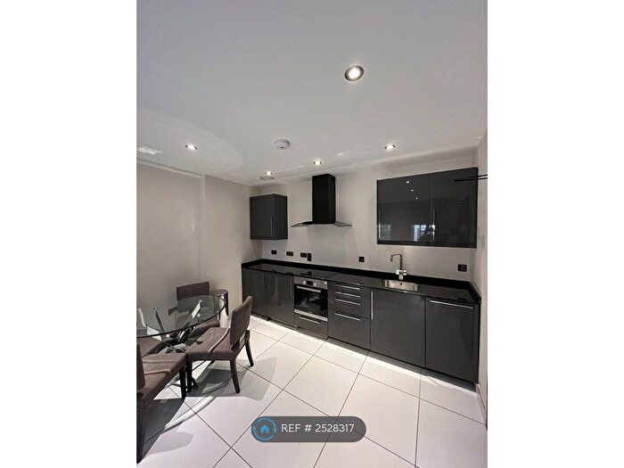 2 Bedroom Flat To Rent In Headrow Residence, Leeds, LS1