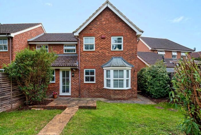 3 Bedroom Link Detached House To Rent In Scholars Walk, Guildford, GU2