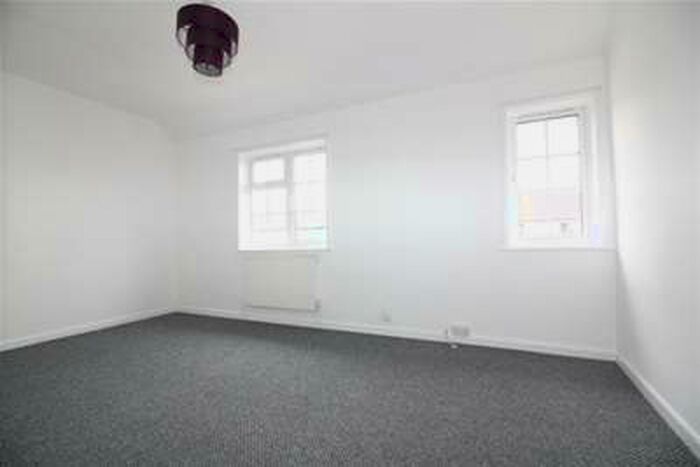 2 Bedroom House To Rent In Pendragon Road, Bromley, BR1
