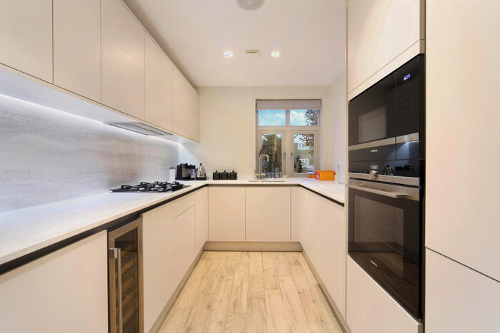 4 Bedroom House To Rent In Thames Street, Weybridge, KT13