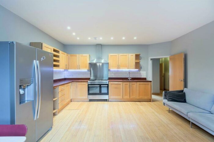 3 Bedroom Apartment To Rent In Hanley Road, Finsbury Park, N4