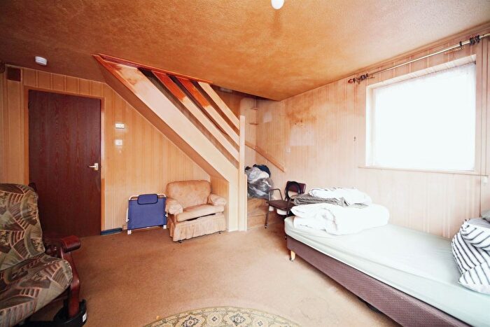 2 Bedroom Semi-Detached House For Sale In Felton Close, Luton, LU2