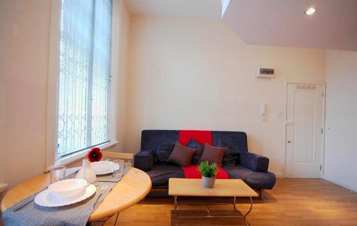 Studio To Rent In Castletown Road, West Kensington, W14