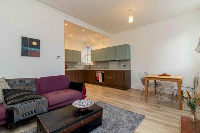 3 Bedroom Flat To Rent In Argyle Road, London W13