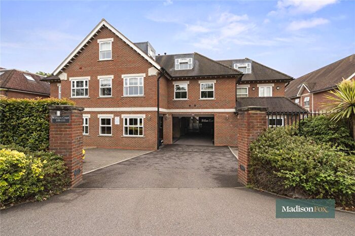 3 Bedroom Flat To Rent In Manor Road, Chigwell, Essex, IG7