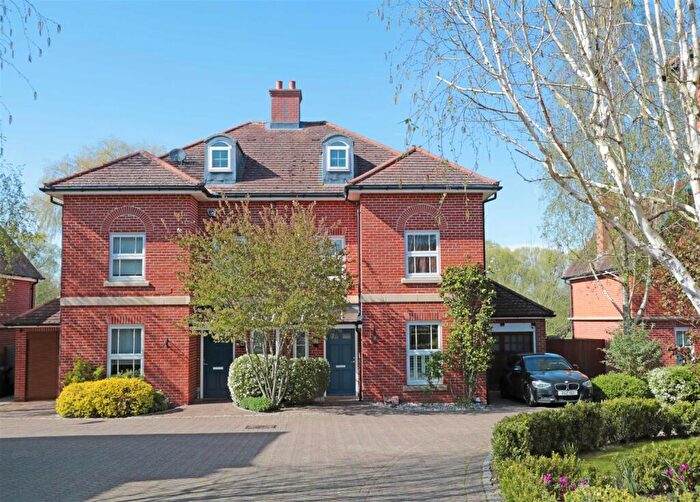 4 Bedroom Semi Detached House For Sale In College Close, Thame, OX9