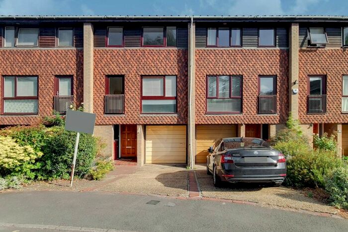 4 Bedroom Terraced House To Rent In Deans Close, Croydon, CR0
