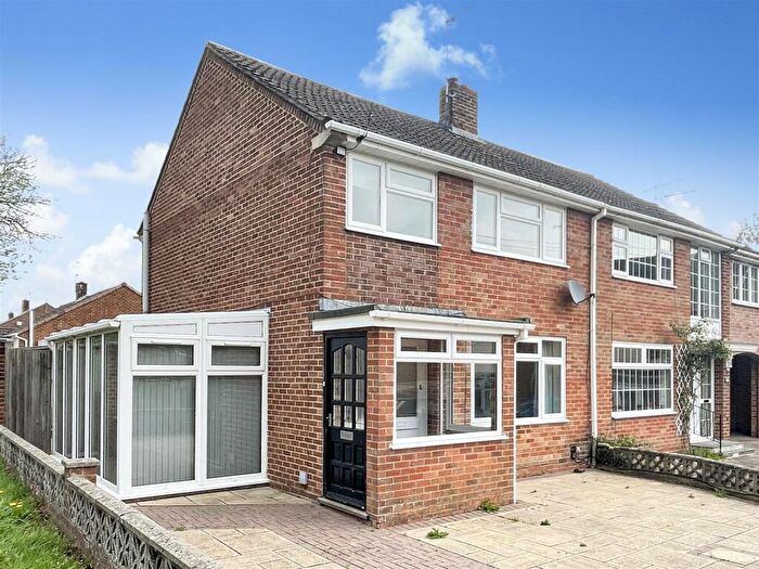 3 Bedroom Semi-Detached House For Sale In Cheverell Avenue, Salisbury, SP1