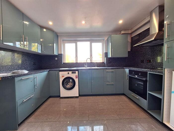 3 Bedroom Property To Rent In Seely Road, Tooting, London, SW17