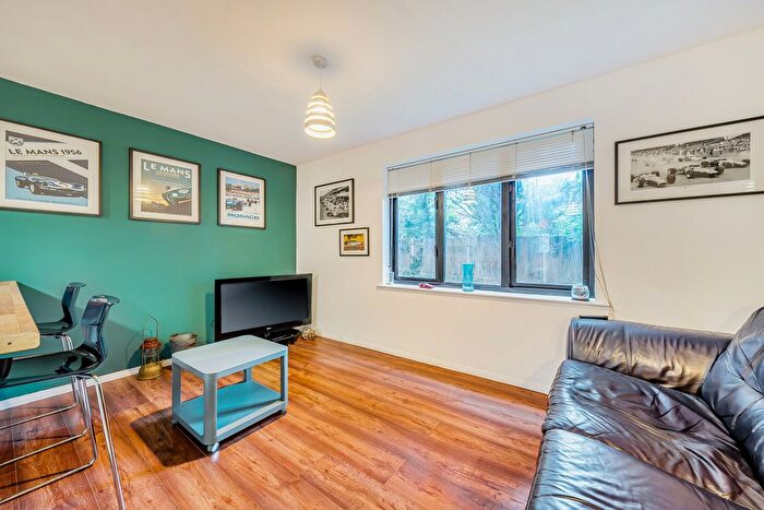 1 Bedroom Flat For Sale In Cricketers Close, Erith, DA8