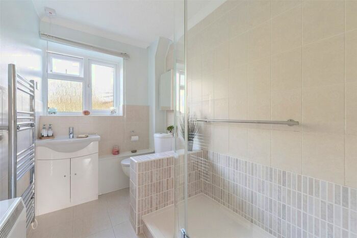 1 Bedroom Flat For Sale In Bath Road, Worthing, West Sussex, BN11