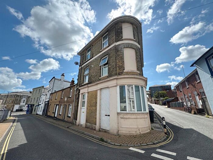 1 Bedroom Flat To Rent In Castle Street, Ryde, PO33