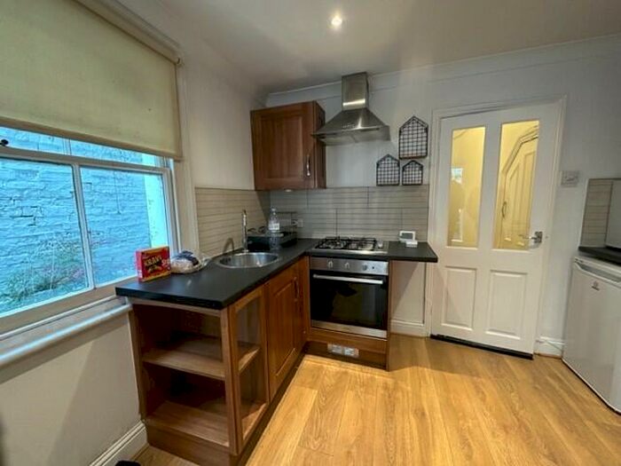 2 Bedroom Flat To Rent In Garfield Road, SW11