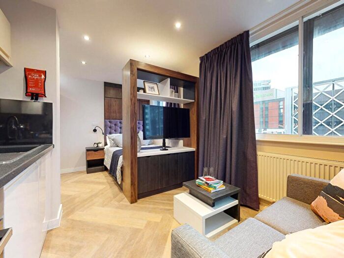 Apartment To Rent In Apt, Live Oasis Wade Lane #, LS2