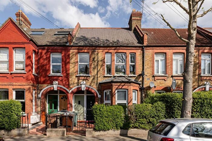 2 Bedroom Flat For Sale In Brettenham Road, Walthamstow, E17