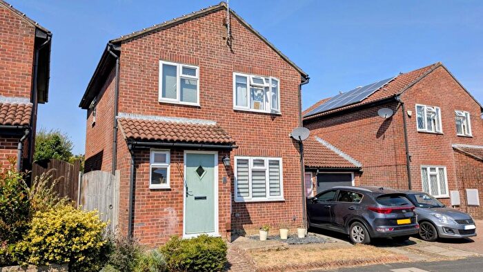3 Bedroom Link Detached House For Sale In Sunbury Close, Bordon, Hampshire, GU35