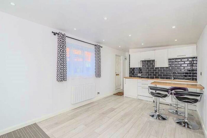 Apartment To Rent In Godstow Road, London, SE2