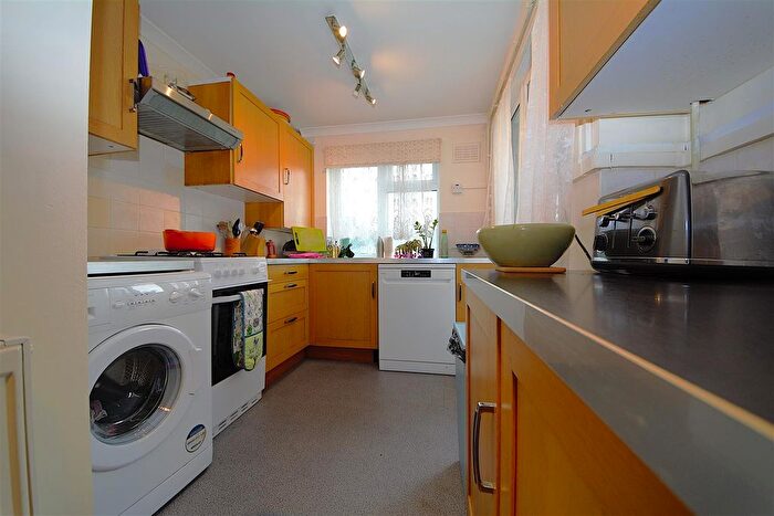 3 Bedroom Flat To Rent In Chapel Court, East Finchley, N2
