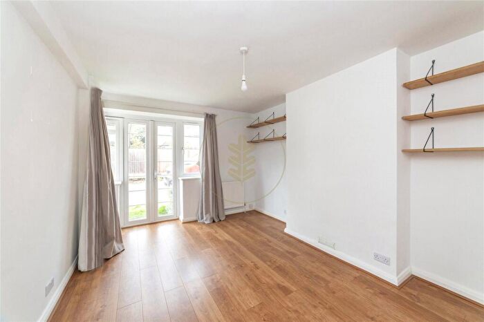 2 Bedroom Apartment To Rent In Beech Lawns, Finchley, London, N12